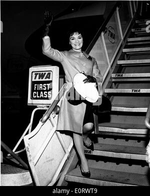 Connie Francis chanteur arrivant via un vol TWA Banque D'Images