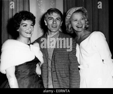 Singer Connie Francis avec des amis lors d'une fête Banque D'Images