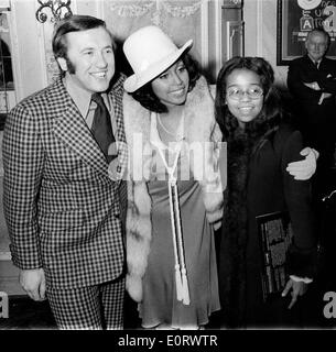 Journaliste David Frost avec fiancée Diahann Carroll Banque D'Images