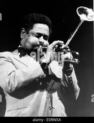 Le trompettiste Dizzy Gillespie joue en concert Banque D'Images