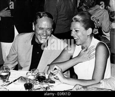 L'acteur Mel Ferrer rire avec un ami lors d'un dîner Banque D'Images