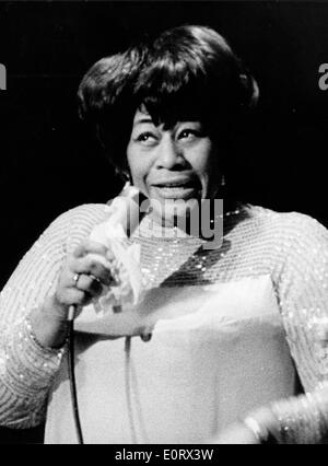 Singer Ella Fitzgerald exécute pendant un concert Banque D'Images