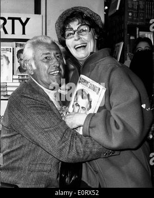 Acteurs Ava Gardner et Stewart Granger hugging Banque D'Images