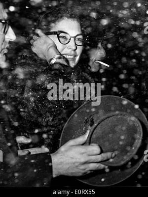L'actrice Ava Gardner debout dans la neige Banque D'Images