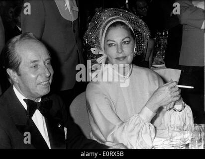 L'actrice Ava Gardner fume une cigarette à l'occasion d'une fête Banque D'Images