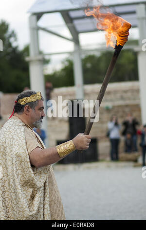 Plovdiv, Bulgarie. 17 mai, 2014. La 8e édition du Festival de l'héritage antique 'aigle sur le Danube" a eu lieu entre le 16 et 18 mai 2014, près de la ville bulgare de Svichtov, où sont situés les vestiges de la légion romaine camp Novae. Plus de 200 participants de Gruppo Storico Romano Italie, groupes à partir de la Pologne, la Roumanie et la Bulgarie, recréée batailles entre les légionnaires et des tribus barbares, combats de gladiateurs, des danses, des rituels et des scènes de la vie quotidienne dans l'antiquité. /NurPhoto Vladev Hristo ©/ZUMAPRESS.com/Alamy Live News Banque D'Images