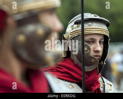 Plovdiv, Bulgarie. 17 mai, 2014. La 8e édition du Festival de l'héritage antique 'aigle sur le Danube" a eu lieu entre le 16 et 18 mai 2014, près de la ville bulgare de Svichtov, où sont situés les vestiges de la légion romaine camp Novae. Plus de 200 participants de Gruppo Storico Romano Italie, groupes à partir de la Pologne, la Roumanie et la Bulgarie, recréée batailles entre les légionnaires et des tribus barbares, combats de gladiateurs, des danses, des rituels et des scènes de la vie quotidienne dans l'antiquité. /NurPhoto Vladev Hristo ©/ZUMAPRESS.com/Alamy Live News Banque D'Images