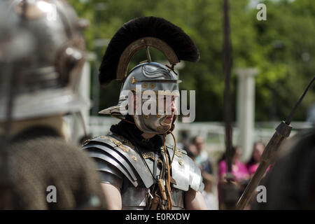 Plovdiv, Bulgarie. 17 mai, 2014. La 8e édition du Festival de l'héritage antique 'aigle sur le Danube" a eu lieu entre le 16 et 18 mai 2014, près de la ville bulgare de Svichtov, où sont situés les vestiges de la légion romaine camp Novae. Plus de 200 participants de Gruppo Storico Romano Italie, groupes à partir de la Pologne, la Roumanie et la Bulgarie, recréée batailles entre les légionnaires et des tribus barbares, combats de gladiateurs, des danses, des rituels et des scènes de la vie quotidienne dans l'antiquité. /NurPhoto Vladev Hristo ©/ZUMAPRESS.com/Alamy Live News Banque D'Images