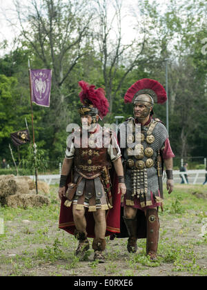 Plovdiv, Bulgarie. 17 mai, 2014. La 8e édition du Festival de l'héritage antique 'aigle sur le Danube" a eu lieu entre le 16 et 18 mai 2014, près de la ville bulgare de Svichtov, où sont situés les vestiges de la légion romaine camp Novae. Plus de 200 participants de Gruppo Storico Romano Italie, groupes à partir de la Pologne, la Roumanie et la Bulgarie, recréée batailles entre les légionnaires et des tribus barbares, combats de gladiateurs, des danses, des rituels et des scènes de la vie quotidienne dans l'antiquité. /NurPhoto Vladev Hristo ©/ZUMAPRESS.com/Alamy Live News Banque D'Images