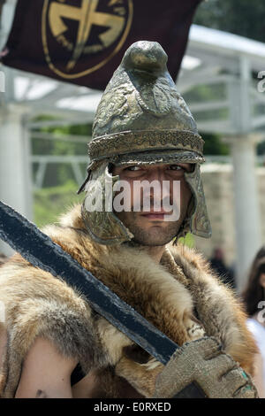 Plovdiv, Bulgarie. 17 mai, 2014. La 8e édition du Festival de l'héritage antique 'aigle sur le Danube" a eu lieu entre le 16 et 18 mai 2014, près de la ville bulgare de Svichtov, où sont situés les vestiges de la légion romaine camp Novae. Plus de 200 participants de Gruppo Storico Romano Italie, groupes à partir de la Pologne, la Roumanie et la Bulgarie, recréée batailles entre les légionnaires et des tribus barbares, combats de gladiateurs, des danses, des rituels et des scènes de la vie quotidienne dans l'antiquité. /NurPhoto Vladev Hristo ©/ZUMAPRESS.com/Alamy Live News Banque D'Images