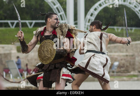 Plovdiv, Bulgarie. 17 mai, 2014. La 8e édition du Festival de l'héritage antique 'aigle sur le Danube" a eu lieu entre le 16 et 18 mai 2014, près de la ville bulgare de Svichtov, où sont situés les vestiges de la légion romaine camp Novae. Plus de 200 participants de Gruppo Storico Romano Italie, groupes à partir de la Pologne, la Roumanie et la Bulgarie, recréée batailles entre les légionnaires et des tribus barbares, combats de gladiateurs, des danses, des rituels et des scènes de la vie quotidienne dans l'antiquité. /NurPhoto Vladev Hristo ©/ZUMAPRESS.com/Alamy Live News Banque D'Images