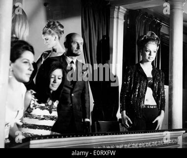 L'actrice Ira von Furstenberg sur un balcon Banque D'Images