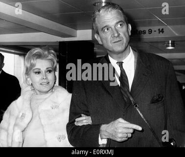 L'actrice Zsa Zsa Gabor voyages avec mari Joshua Cosden Banque D'Images