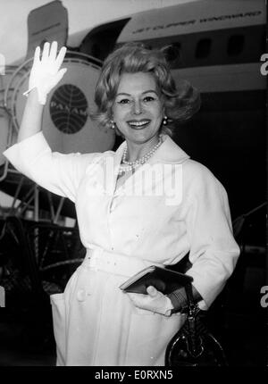 L'actrice Zsa Zsa Gabor vagues en arrivant à l'aéroport Banque D'Images