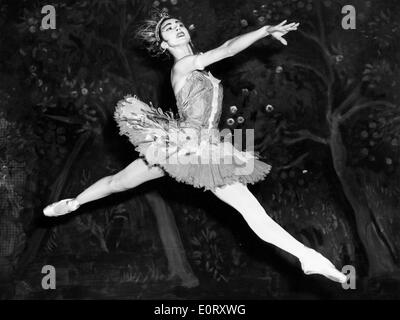 Prima Ballerina Margot Fonteyn danse dans 'Firebird' Banque D'Images