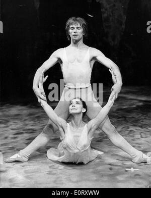 Danseurs Margot Fonteyn et Rudolf Noureev exécuter Banque D'Images