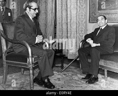 Homme politique français, PIERRE MENDES FRANCE, à droite, est assis avec un autre homme dans une chambre. Banque D'Images