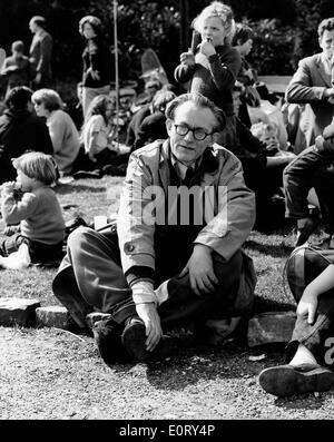 Politicien Michael Foot assis sur pelouse à l'événement Banque D'Images