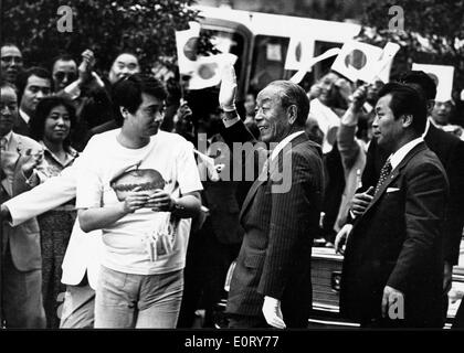 Premier Ministre japonais Takeo Fukuda forme de citoyens Banque D'Images