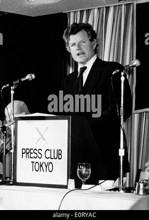 Le sénateur Ted Kennedy parle au Press Club Tokyo Banque D'Images