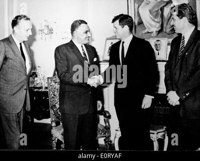 Edward Kennedy rencontre le président Nasser Banque D'Images