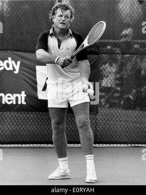 Edward Kennedy joue dans le tournoi de tennis de RFK Banque D'Images