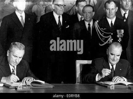 Les politiciens Edward Gierek et Georges Pompidou sign Banque D'Images