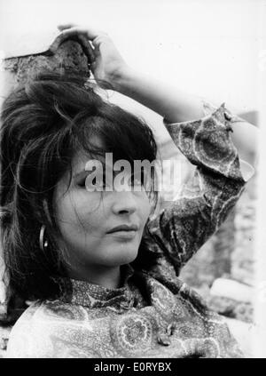 L'actrice Yvonne Furneaux sur un toit Banque D'Images