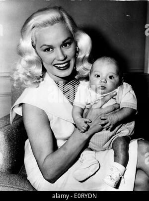MAMIE Van Doren, née Joan Olander, sourit et est titulaire d'un bébé. Banque D'Images