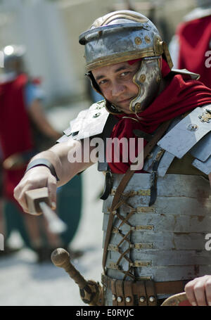 Plovdiv, Bulgarie. 17 mai, 2014. La 8e édition du Festival de l'héritage antique 'aigle sur le Danube" a eu lieu entre le 16 et 18 mai 2014, près de la ville bulgare de Svichtov, où sont situés les vestiges de la légion romaine camp Novae. Plus de 200 participants de Gruppo Storico Romano Italie, groupes à partir de la Pologne, la Roumanie et la Bulgarie, recréée batailles entre les légionnaires et des tribus barbares, combats de gladiateurs, des danses, des rituels et des scènes de la vie quotidienne dans l'antiquité. /NurPhoto Vladev Hristo ©/ZUMAPRESS.com/Alamy Live News Banque D'Images
