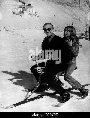 David Niven le tournage des scènes du film tandis que le ski Banque D'Images