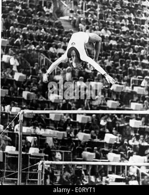 Gymnaste Olga Korbut sur barres asymétriques en compétition Banque D'Images