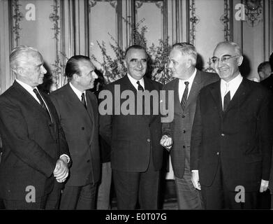 Entretiens avec Georges Pompidou collègues lors d'un rassemblement Banque D'Images