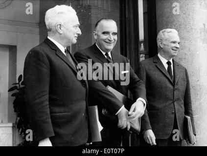 Le président Georges Pompidou avec des collègues Banque D'Images