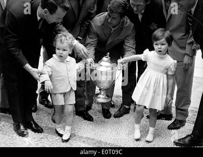 Le Prince Albert et la Princesse Caroline tenant le trophée en finale de la coupe Banque D'Images