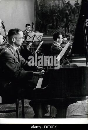 Juin 04, 1960 - musiciens parmi l'armée fédérale : Général de Brigade de l'Ulrich de Maizière (Ulrich De Maizière) a pris le commandement de l'école de l'armée fédérale pour Interial Gestion. Son passe-temps, cependant, est de jouer du piano. Il est bien entendu d'une pianiste enthousiaste. Photo montre général de la Brigade de Maizière jouant pendant un concert de musique de chambre avec de Johann Sebastian Bach au casino de l'école de l'armée fédérale à Koblenz-Pfaffendorf. Banque D'Images