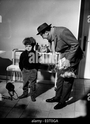 Acteur Fernandel et petit garçon dans la scène du film Banque D'Images