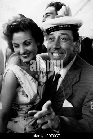 Fernandel acteur danse avec co-star dans la scène du film Banque D'Images