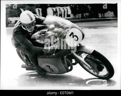 Juin 06, 1960 - John Surtees remporte haut T.T. Sur l'île de l'Man-Smashes tous les records de course : John Surtees a gagné le premier T.T. sur ses quatre clinder M.V. Augusta - sur l'île de Man smashing tous les records de course - avec la vitesse fantastique de 102,44 miles par heure. Il a maintenant remporté la course quatre fois - soit l'enregistrement de Stanley Woods des années de guerre. Il est le premier homme à gagner la course trois fois de suite. Il n'a jamais bercé à moins de 100 m.p.h.. Montre Photo : John Surtees en vitesse au cours de sa grande course record - dans l'île de Man TT. Banque D'Images