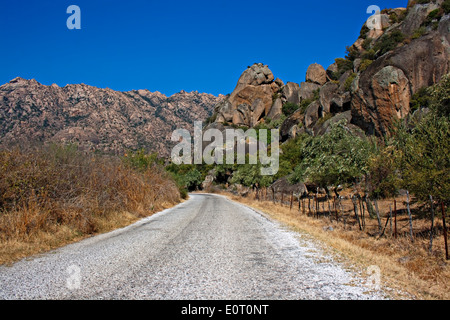 Route à travers des formations rocheuses inhabituelles sur côté montagne près du lac de Bafa à Aydin district de Turquie Banque D'Images