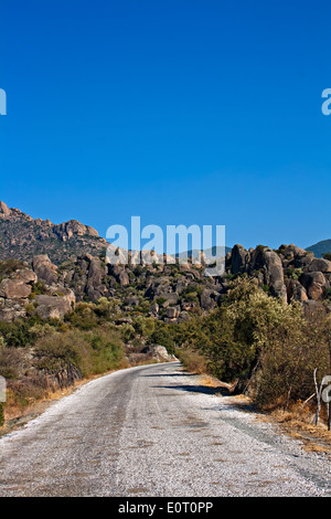 Route à travers des formations rocheuses inhabituelles sur côté montagne près du lac de Bafa à Aydin district de Turquie Banque D'Images