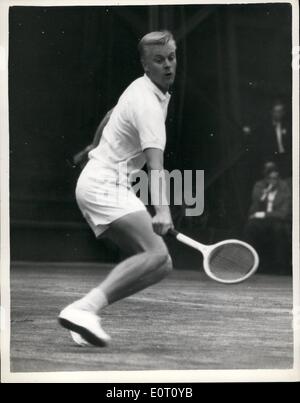 Juin 06, 1960 - tennis à Wimbledon. Nielsen c. Lundquist : Photo montre J. Lundquist de Suède, en jeu contre K. Nielsen, du Danemark, au cours de leur match à Wimbledon aujourd'hui. Banque D'Images