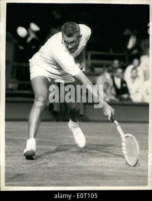 Juin 06, 1960 - Championnats de tennis à Wimbledon. Photo Keystone montre : G. Mulloy l'Ã' Ëoeold boy' de Wimbledon en jouer contre D.W. Candy (Australie), lors de leur match à Wimbledon. H/Keystone Banque D'Images