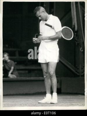 Juin 06, 1960 - tennis à Wimbledon. Photo Keystone montre : G. Mulloy (États-Unis) du Wimbledon Ã' ËoeOld Boy' enlève ses lunettes sur la ligne de base lors de son match contre D.W. Candy (Australie) aujourd'hui. H/Keystone Banque D'Images