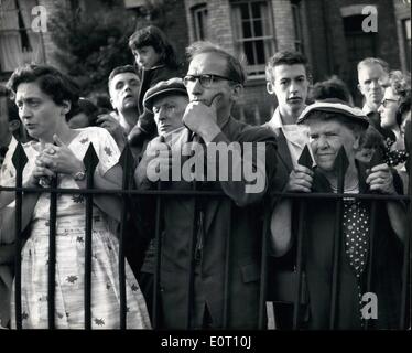 Juin 06, 1960 - Grand nombre de tués dans la région de Monmouthshire pit catastrophe : il est à craindre que beaucoup d'hommes ont perdu la vie dans la catastrophe qui a frappé à la Six Bells Colliery, Abertillery, Monmouthshire cet après-midi. Les travailleurs de sauvetage a lutté pour atteindre les hommes qui ont été piégés - à la suite d'une explosion. La photo montre la famille rechercher sur craintivement comme un sauvetage progresse à la mine. Banque D'Images