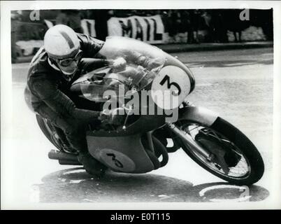 Juin 06, 1960 - John Surtees remporte haut T.T. Sur l'île de Man - casse tous les records de course. : John a gagné le Sureees hauts T.T. sur son quatre cylindre M.V. Augusta - sur l'île de Man - smashing tous les documents de course - avec la vitesse fantastique de 102,44 m.p.h.. Il a maintenant remporté la course quatre fois - soit l'enregistrement de Stanley Woods des années de guerre. Il est le premier homme à gagner la course trois fois de suite. Il n'a jamais bercé à moins de 100 miles par heure. Photo montre John Surtees en vitesse au cours de sa grande course record - dans l'île de Man TT. Banque D'Images