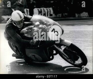 Juin 06, 1960 - John Surtees remporte haut T.T. Sur l'île de Man - casse tous les records de course. : John a gagné le Sureees hauts T.T. sur son quatre cylindre M.V. Augusta - sur l'île de Man - smashing tous les documents de course - avec la vitesse fantastique de 102,44 m.p.h.. Il a maintenant remporté la course quatre fois - soit l'enregistrement de Stanley Woods des années de guerre. Il est le premier homme à gagner la course trois fois de suite. Il n'a jamais bercé à moins de 100 miles par heure. Photo montre John Surtees en vitesse au cours de sa grande course record - dans l'île de Man TT. Banque D'Images