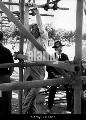 Federico Fellini directeur sur le plateau d'un film Banque D'Images