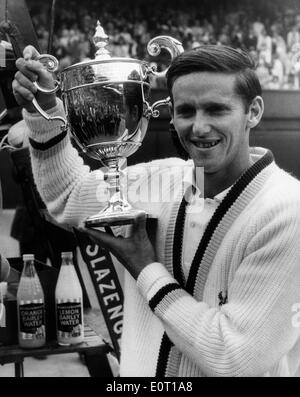 Tennis player Roy Emerson célèbre une victoire Banque D'Images