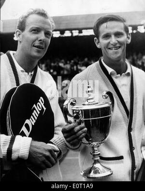 Tennis player Roy Emerson célèbre une victoire Banque D'Images